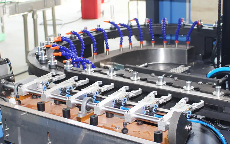 Servo Clamping & Stretching Navan pet blowing machine