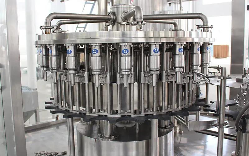 Vacuum filling process in an automatic beverage filling line for viscous liquids