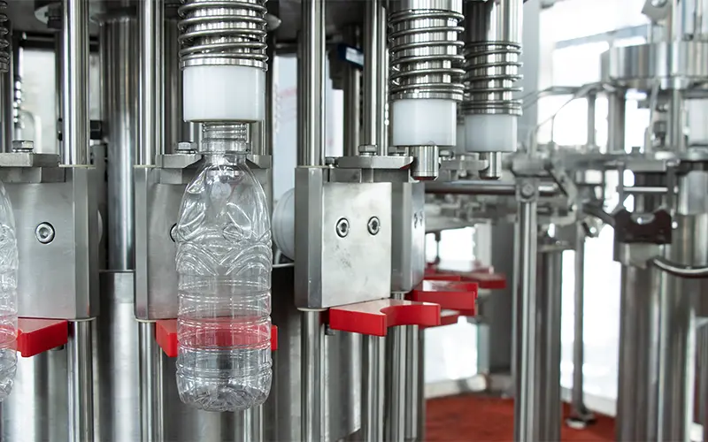 Gravity filling valve mechanism in a beverage filling machine – liquid flows by gravity