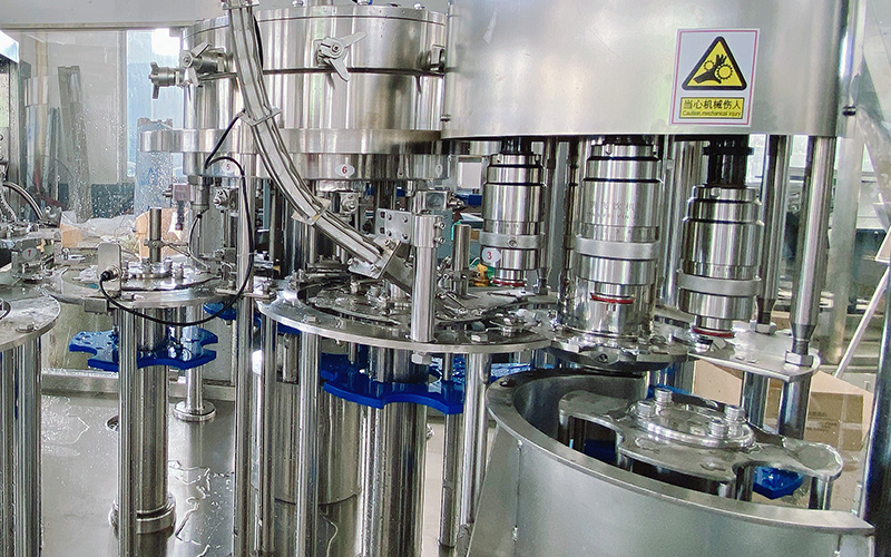 Automatic carbonated drink bottling machine
