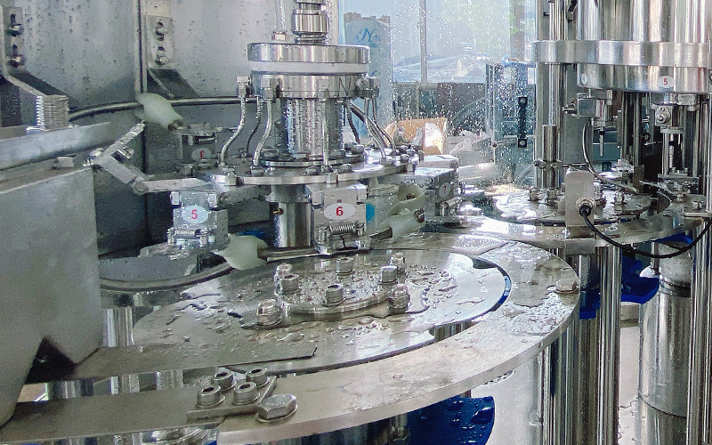 Carbonated beverage filling machine